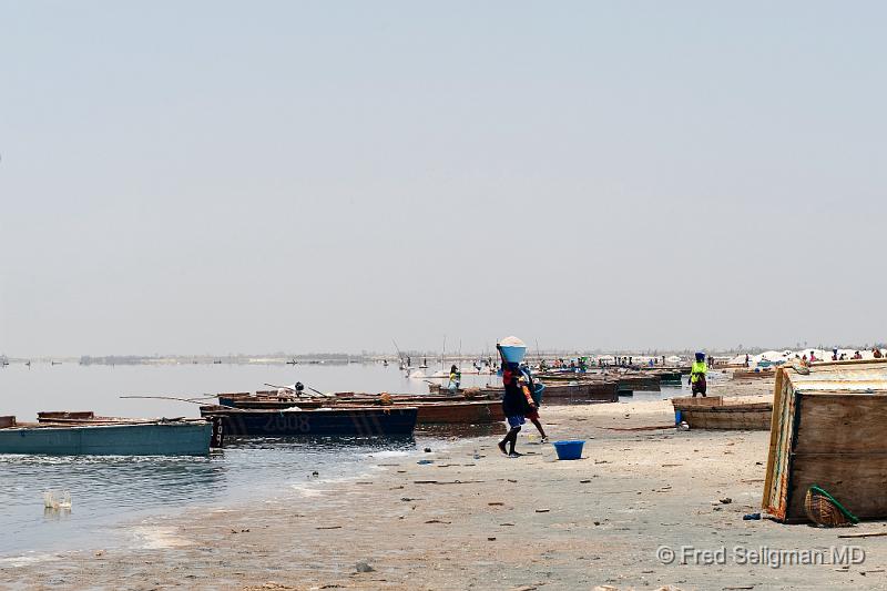 20090529_133206 D3 P1 P1 S1.jpg - Lady carrying basinful of salt